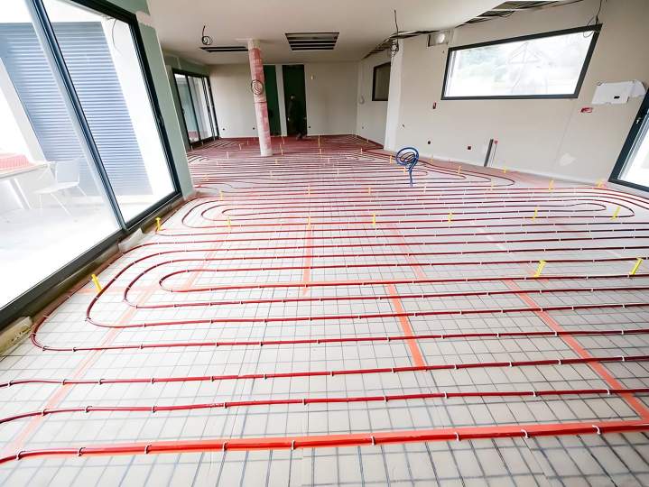 Installation du plancher chauffant avant l'application de la chape fluide Paris