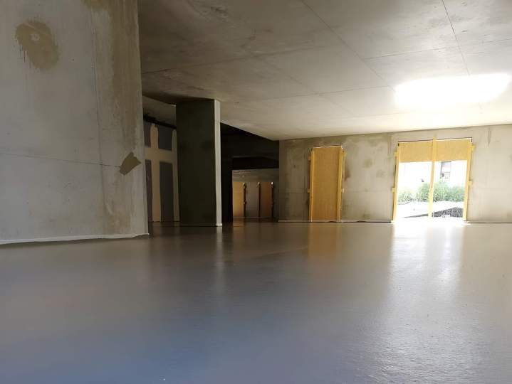 Application d'une chape de ragréage Paris